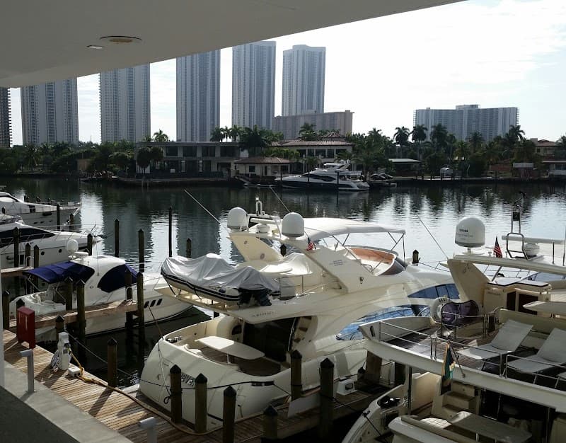 400 Marina and Yacht Club