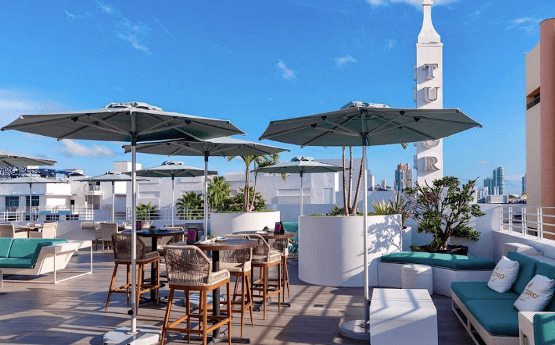 HIGHBAR Pool + Bar + Sky