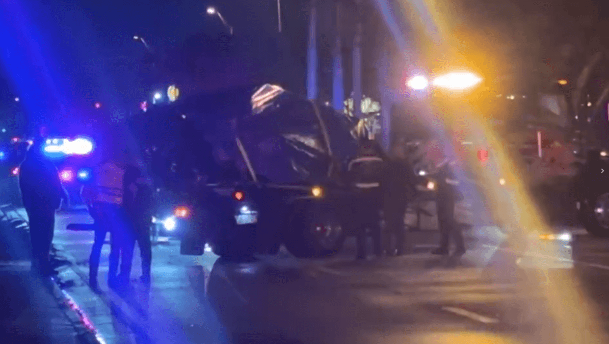 2 dead after car crashes into pole in Doral; authorities are investigating