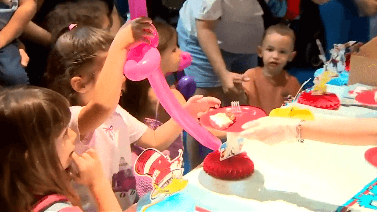 7’s Belkys Nerey reads to children to celebrate Dr. Seuss’ 122nd birthday at Miami Children’s Museum