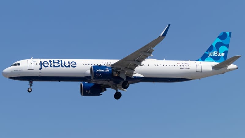 JetBlue Waves The Blue Flag In Fort Lauderdale