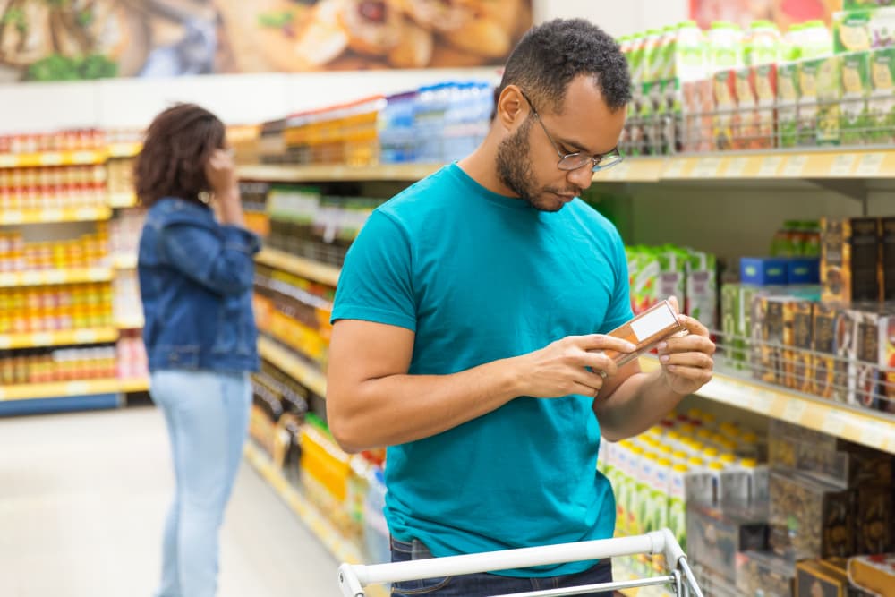 US Consumer Spending Climbs Despite Stagnant Incomes as Inflation Pressures Mount